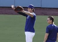 　試合前、キャッチボールを行うドジャース・大谷＝ロサンゼルス（共同）