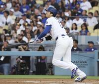 　ブルワーズ戦の１回、中越えに二塁打を放つドジャース・大谷＝ロサンゼルス（共同）