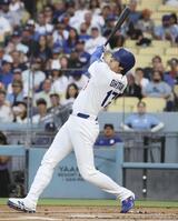 　ブルワーズ戦の１回、中越えに二塁打を放つドジャース・大谷＝ロサンゼルス（共同）