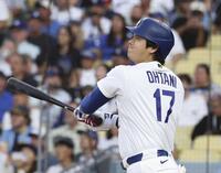 　ブルワーズ戦の１回、中越えに二塁打を放つドジャース・大谷＝ロサンゼルス（共同）