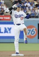 　ブルワーズ戦の１回、二塁打を放ちポーズをとるドジャース・大谷＝ロサンゼルス（共同）