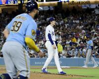 　ブルワーズ戦の４回、押し出し四球を与え、先制を許したドジャース・佐々木朗＝ロサンゼルス（共同）