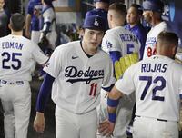 　ブルワーズ戦の６回を投げ終え、ベンチでタッチを交わすドジャース・佐々木朗＝ロサンゼルス（共同）
