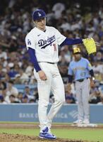 　ブルワーズ戦の４回、２者連続の押し出し四球を与え、失点したドジャース・佐々木朗＝ロサンゼルス（共同）