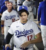 　ブルワーズに逆転負けを喫し、引き揚げるドジャース・大谷＝ロサンゼルス（共同）