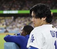 　ブルワーズ戦の８回、ベンチから試合を見つめるドジャース・大谷＝ロサンゼルス（共同）