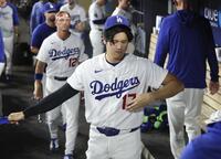 　ブルワーズに逆転負けを喫し、引き揚げるドジャース・大谷＝ロサンゼルス（共同）
