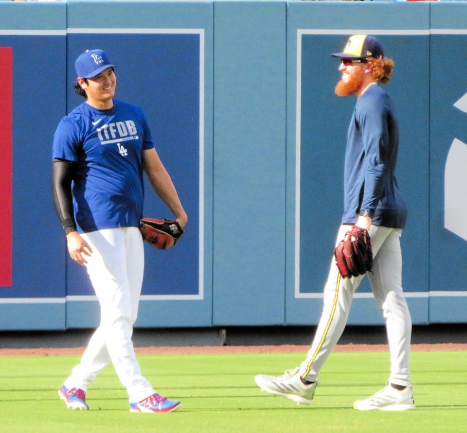 言葉をかわす大谷とメイ（撮影・小林信行）