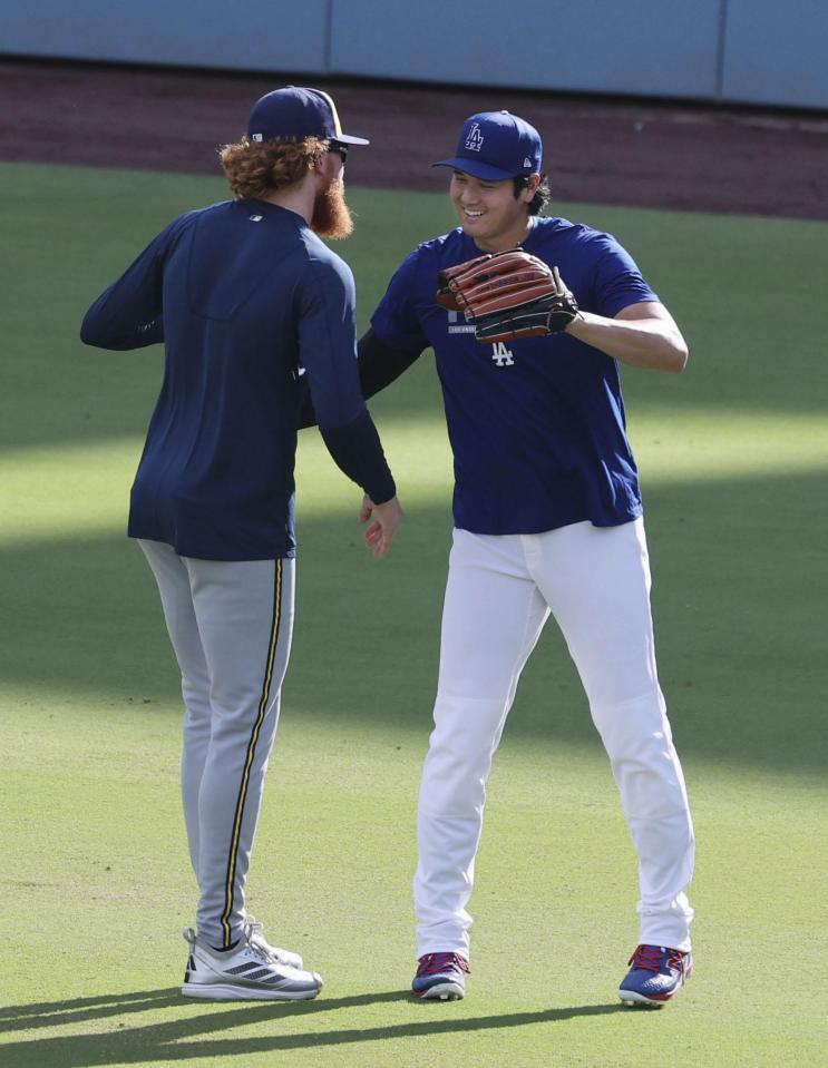 　試合前、元同僚のブルワーズのメイ（左）とあいさつを交わすドジャース・大谷＝ロサンゼルス（共同）