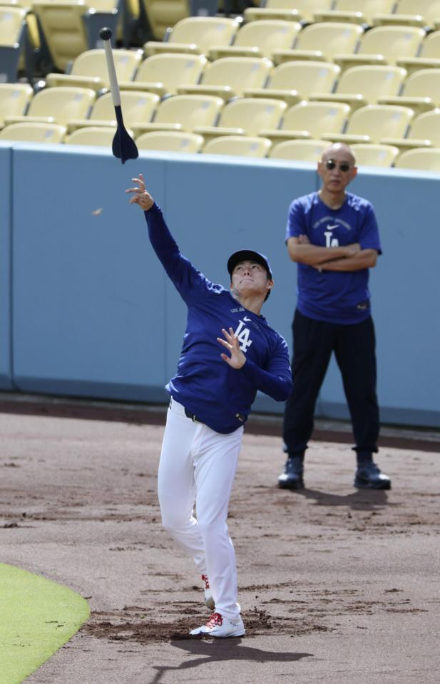 　やり投げで調整するドジャース・山本＝ロサンゼルス（共同）