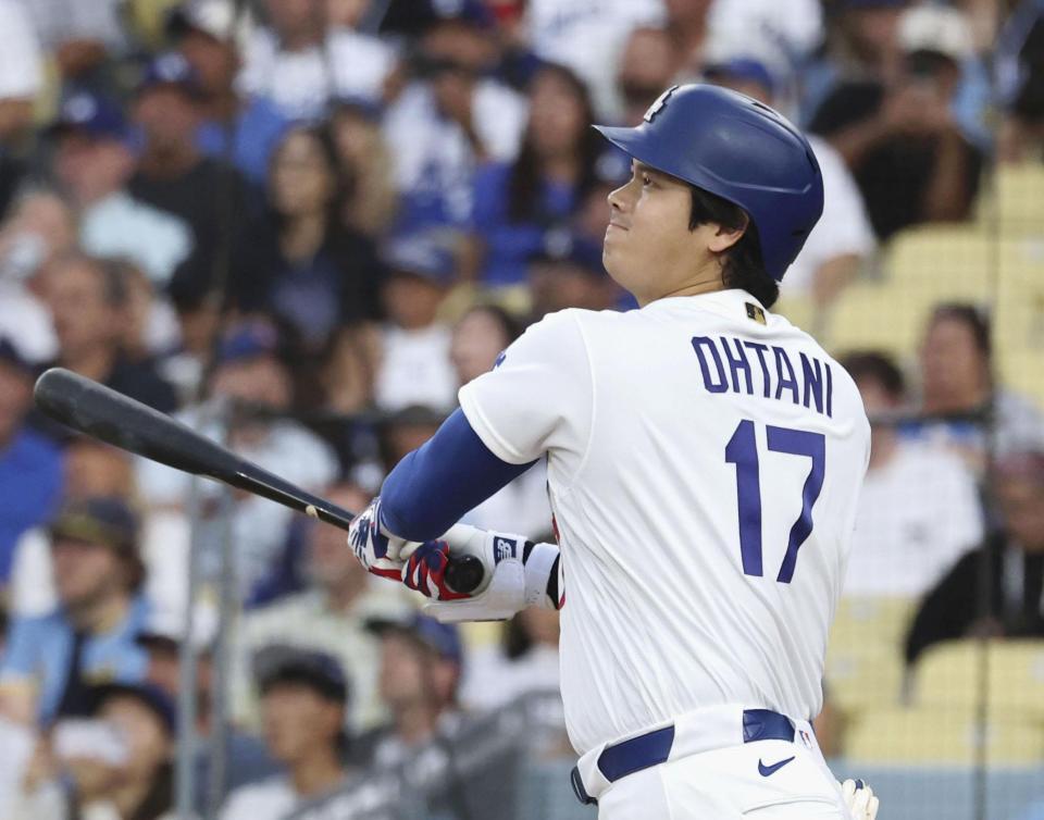 　ブルワーズ戦の１回、中越えに二塁打を放つドジャース・大谷＝ロサンゼルス（共同）