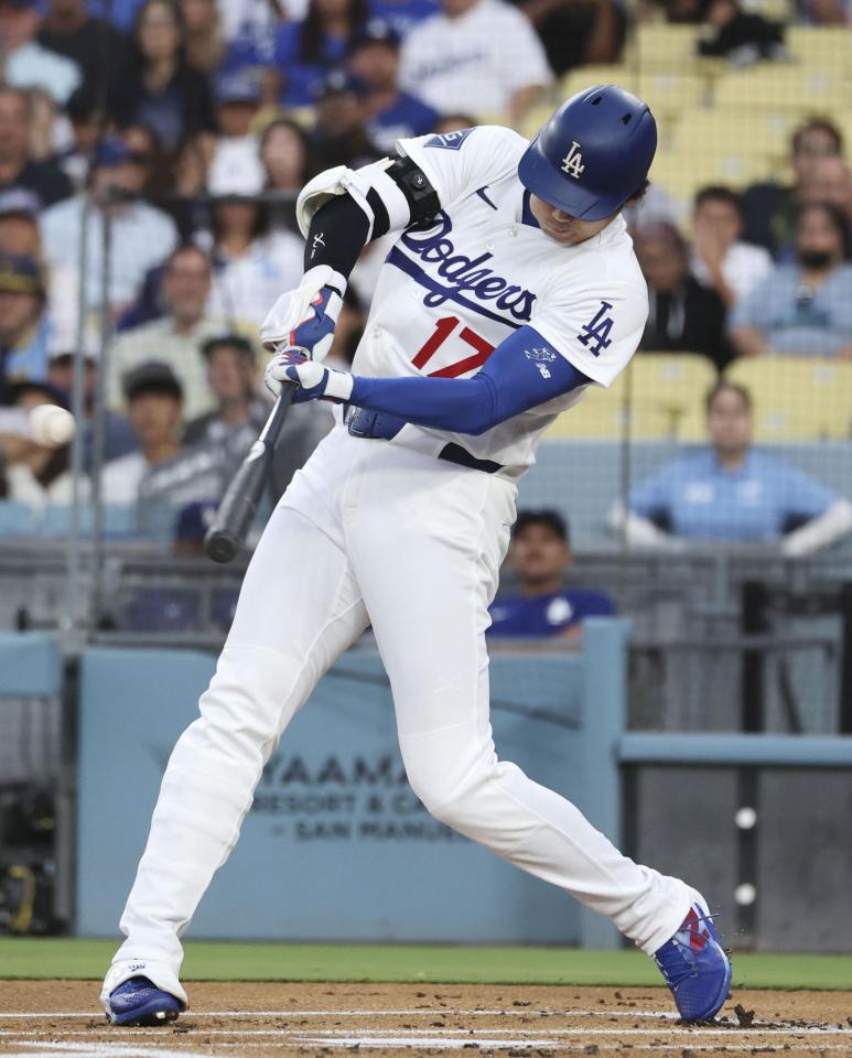 　ブルワーズ戦の１回、中越えに二塁打を放つドジャース・大谷＝ロサンゼルス（共同）