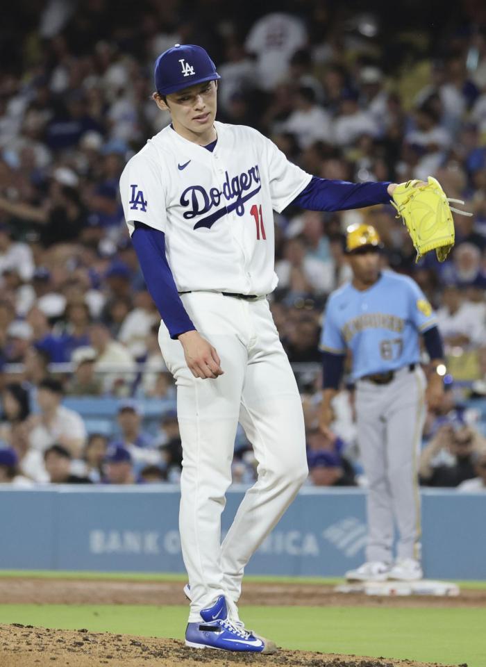　ブルワーズ戦の４回、２者連続の押し出し四球を与え、失点したドジャース・佐々木朗＝ロサンゼルス（共同）