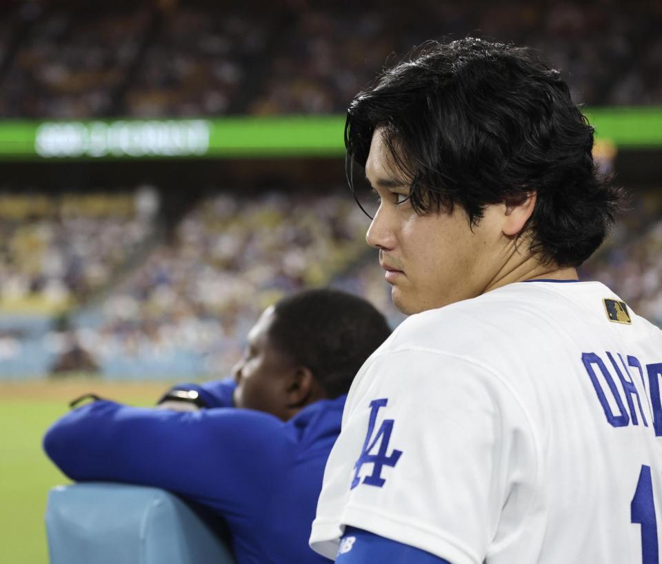 　ブルワーズ戦の８回、ベンチから試合を見つめるドジャース・大谷＝ロサンゼルス（共同）