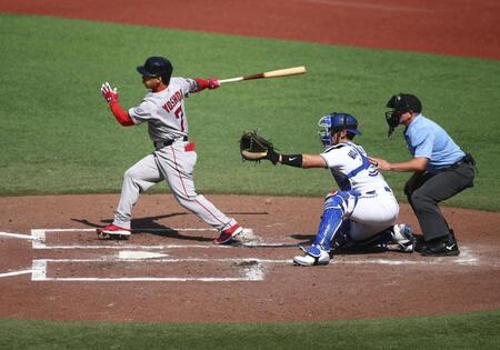 　ブルージェイズ戦の４回、中前打を放つレッドソックス・吉田（ゲッティ＝共同）