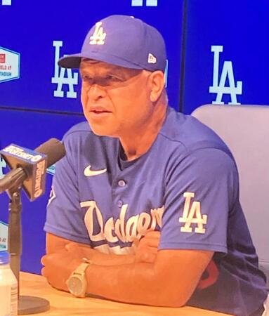 試合前会見で報道陣の質問に答えるロバーツ監督（撮影・小林信行）
