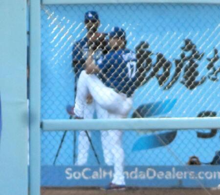 約１カ月ぶりにブルペン入りした大谷（撮影・小林信行）
