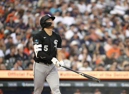 　タイガース戦の４回、27号ソロを放ち打球の行方を見るホワイトソックス・村上＝デトロイト（共同）
