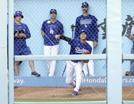 　ブルペンで投球練習するドジャース・大谷＝ロサンゼルス（共同）