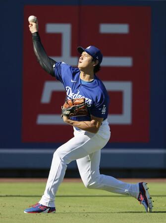 　キャッチボールするドジャース・大谷＝ロサンゼルス（共同）