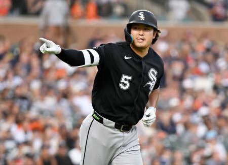 　タイガース戦の４回、２７号ソロを放ちベンチを指さすホワイトソックス・村上＝デトロイト（共同）