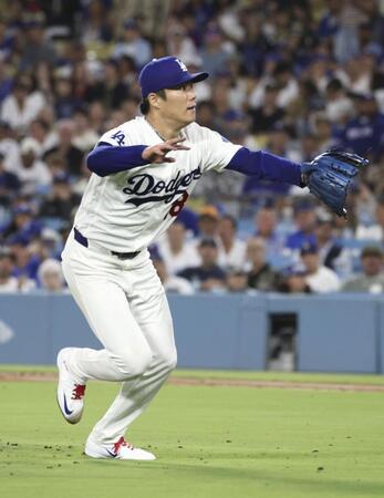 　ブルワーズ戦の４回、打球を処理するドジャース・山本＝ロサンゼルス（共同）