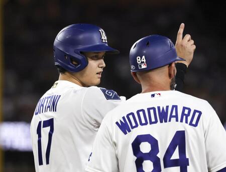 　ブルワーズ戦の７回、四球で出塁したドジャース・大谷＝ロサンゼルス（共同）