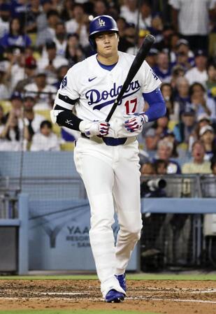 　ブルワーズ戦の７回、四球で出塁するドジャース・大谷＝ロサンゼルス（共同）