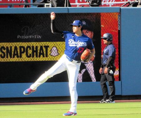 ブルペン入り前にキャッチボールを行う大谷（撮影・小林信行）
