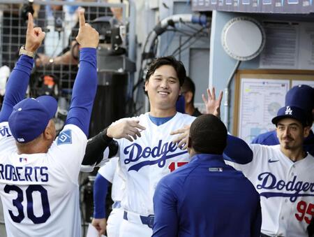 　試合前、ベンチで笑顔を見せるドジャース・大谷＝ロサンゼルス（共同）
