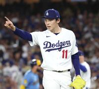 　５回、好守備を見せたチームメートをたたえるドジャース・佐々木（共同）