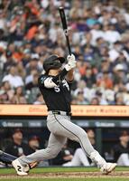 　タイガース戦の４回、27号ソロを放つホワイトソックス・村上＝デトロイト（共同）