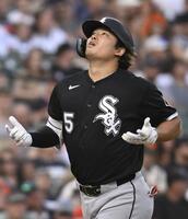 　タイガース戦の４回、27号ソロを放ち本塁前で天を見上げるホワイトソックス・村上＝デトロイト（共同）