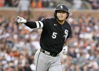 　タイガース戦の４回、27号ソロを放ちベンチを指さすホワイトソックス・村上＝デトロイト（共同）