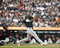 　タイガース戦の４回、27号ソロを放つホワイトソックス・村上＝デトロイト（共同）