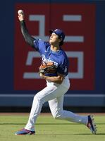 　キャッチボールするドジャース・大谷＝ロサンゼルス（共同）
