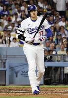 　ブルワーズ戦の７回、四球で出塁するドジャース・大谷＝ロサンゼルス（共同）