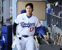 　試合前、準備をするドジャース・大谷＝ロサンゼルス（共同）