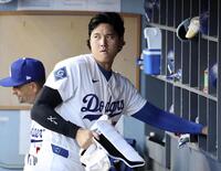 　試合前、準備をするドジャース・大谷＝ロサンゼルス（共同）