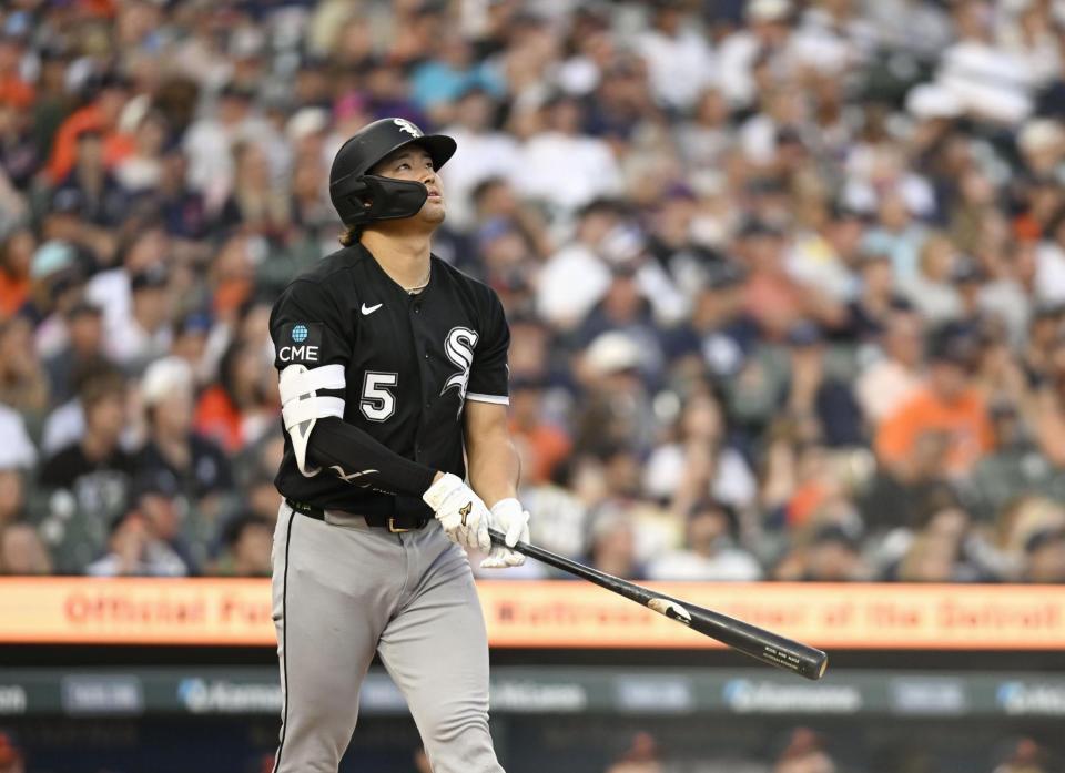 　タイガース戦の４回、27号ソロを放ち打球の行方を見るホワイトソックス・村上＝デトロイト（共同）