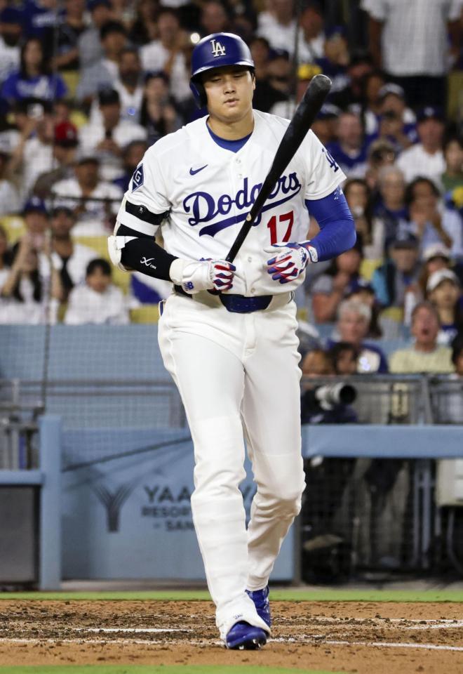 　ブルワーズ戦の７回、四球で出塁するドジャース・大谷＝ロサンゼルス（共同）