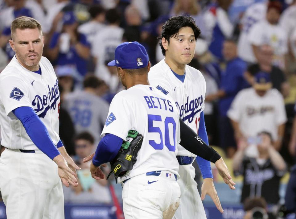 　ブルワーズに勝利し、チームメートを迎えるドジャース・大谷（右）＝ロサンゼルス（共同）