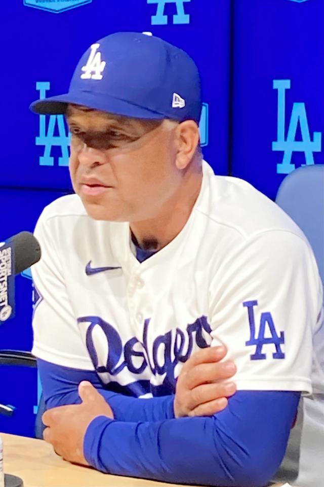 試合後、ディアスについて語るロバーツ監督（撮影・小林信行）