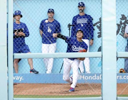 　ブルペンで投球練習する大谷（共同）