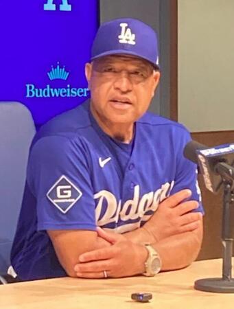 試合前の会見でグラスノーの戦列復帰について話すロバーツ監督（撮影・小林信行）