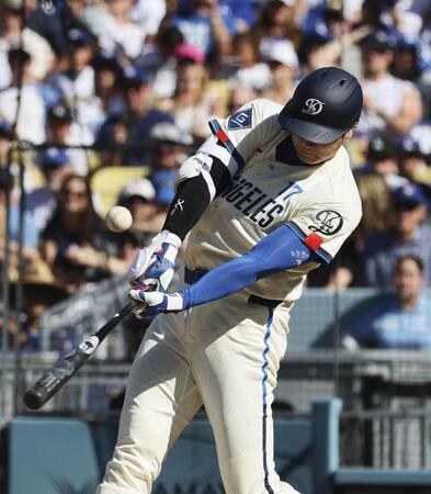 １回、三飛に倒れる大谷（共同）