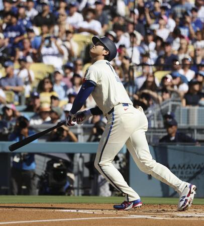 １回、三飛に倒れる大谷（共同）