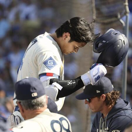 １回、三飛に倒れた大谷（共同）