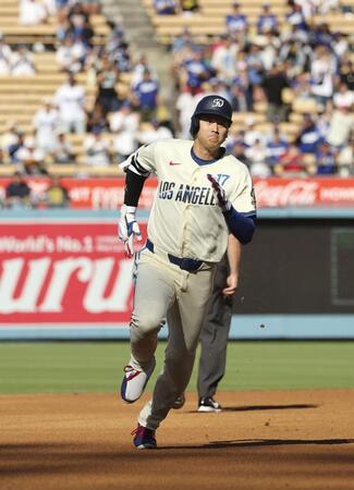 ３回、適時三塁打を放ち三塁へ向かう大谷（共同）