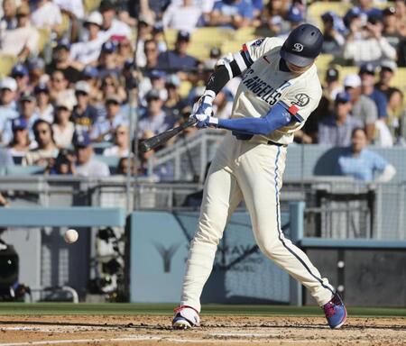 ３回、適時三塁打を放つ大谷（共同）